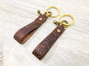 Porte-clés en cuir véritable marron durable fait à la main, design floral en relief, logo personnalisé, forme ovale - Cadeau promotionnel haut de gamme - Product Image 6