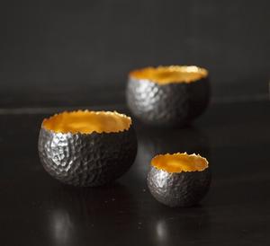 Porte-bougie en fer au design unique, pot à bougie noir à finition martelée pour la décoration de la maison, Noël, écologique, luxueux et unique - Product Image 1