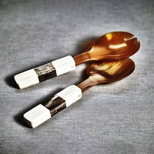 Juego de servidor de ensalada con mango de mármol blanco Juego de servidor de ensalada de madera natural con 2 torneros Utensilios hechos a mano sostenibles - Product Image 4