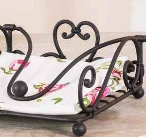 Porte-serviettes en fer forgé noir, ce qui en fait un excellent ajout à votre décor de cuisine ou de salle à manger. - Product Image 6