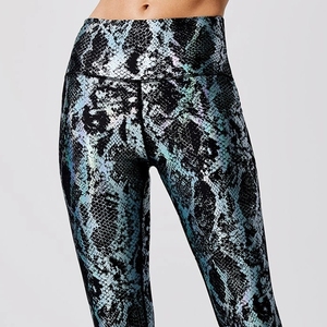 Leggings de yoga metálicos personalizados para mujer, de cintura alta, con efecto fruncido, tallas grandes, color liso, para fitness - Product Image 4