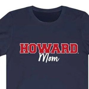 Camisetas con estampado de mamá y papá DE LA Universidad de Howard, camisetas formales de punto transpirables Family College Spirit, logotipo frontal a juego Spirit Wear - Product Image 4