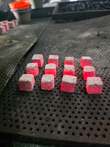 Experimente el carbón de Cachimba de aserrín de coco de Indonesia, caracterizado por briquetas oscuras que muestran un patrón de concha inusual. - Product Image 3