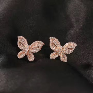 Pendientes de Botón de Moissanita con Forma de Mariposa en Oro de 18K para Novia, Pendientes Brillantes de Corte Redondo en Plata, Oro, Oro Rosa y Oro Blanco - Product Image 3