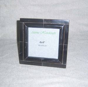 Cadre photo élégant en os et résine fait à la main, personnalisé avec des noms ou des dates, poli à la main pour des cadeaux d'occasion spéciale, en vente - Product Image 5