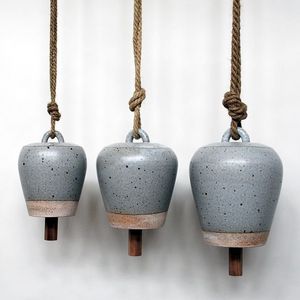 Cloche de vache en céramique aux couleurs vives pour décorations intérieures de ferme rustique et espaces de jardin extérieurs avec style ferme - Product Image 5