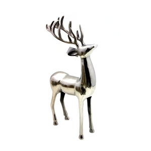 Décoration d'intérieur renne élégant décoratif de Noël en aluminium et bois avec base en bois rectangulaire finition laiton EPL - Product Image 4