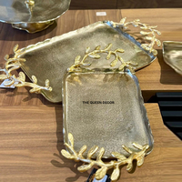 Plateau de service de forme ronde en métal en aluminium massif fait à la main de luxe avec poignée en feuilles d'or pour un usage commercial