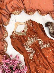 Robe de soirée exclusive de créateur en soie Rangoli avec broderie Zari et sequins, pantalon en crêpe et dupatta assorti - Product Image 4