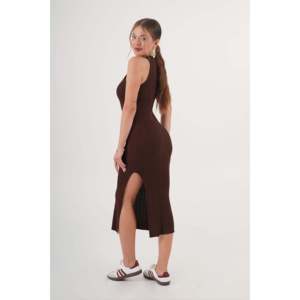 เดรสไหมพรมรัดรูปคอ halter สีเบอร์กันดี ขายส่ง ทรงตามฤดูกาล - Product Image 5