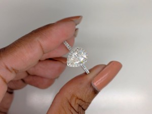 Bague de fiançailles et d'anniversaire vintage en or blanc massif 14 carats avec halo de moissanite taille poire 1 carat pour femme - Product Image 5