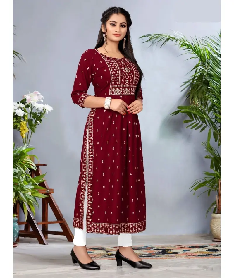 Les collections de robes ethniques indiennes pour les mariages et les festivals portent des broderies lourdes Kurtis et Salwar Kameez et Saree