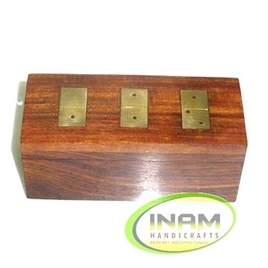 Belle boîte de jeu de dominos en bois faite à la main et de styliste avec incrustation en laiton - Product Image 1