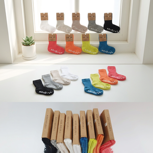 Chaussettes antidérapantes en coton pour bébés et enfants, avec ajustement breveté à 90 degrés et texture côtelée douce - Product Image 1
