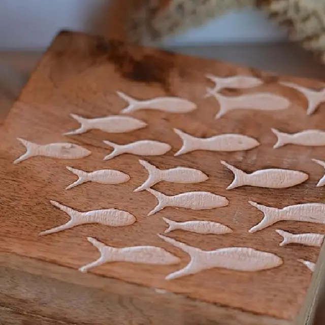 ヒンジ付きインド木製手作りの彫刻が施された白い魚のアクセントが付いた2つの記念品と装身具の天然木の卸売セット