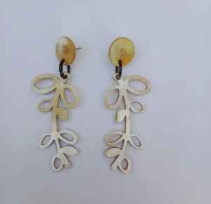 Nuevo 2025 Pendiente de cuerno de búfalo natural con corte de leaser en forma de hoja larga para niñas y mujeres a un precio asequible por Zam IMPEX - Product Image 1