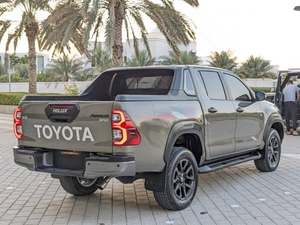 Usado para Camioneta Hilux SR5, Transmisión Manual Derecha, Llantas de Aleación R17, Asientos de Tela, Techo de Aleación de Aluminio, Japón 2022 - Product Image 2
