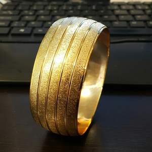 Brazaletes de latón de dos juegos de pulido de oro indio puro para mujeres Diseño clásico y evento cultural Calidad elegante - Product Image 5