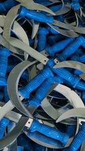 Guadaña Dentada con Mango de Madera Shree Devam Agrico, Hoja de 13 Pulgadas (15.5 cm), Acabado Pulido, Colores Rojo/Azul/Marrón, 150 g, para Cortar Césped - Product Image 4