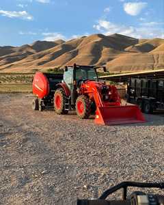 Tracteur Kubota 4x4 abordable, équipement agricole multifonctionnel et durable pour usage agricole, achetez maintenant avec livraison rapide - Product Image 1