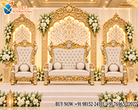 Ensemble de canapés de mariage élégant blanc et or sculpté pour scènes de réception de luxe, style royal Bollywood, ensemble de canapés en bois pour la mariée et le marié, USA