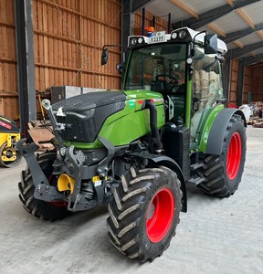 Tracteurs efficaces Fendt 211 pour la ferme utilisée - Product Image 1