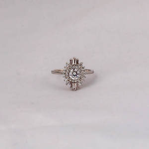 Bague de fiançailles en or blanc massif 18 carats avec diamant de laboratoire taillé en baguette conique, diamant certifié, cadeau de fiançailles - Product Image 1