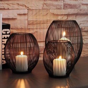 Farol de Hierro para Exteriores para Iluminación de Caminos de Jardín que Ofrece una Construcción Metálica Resistente y un Efecto de Luz Decorativo - Product Image 1