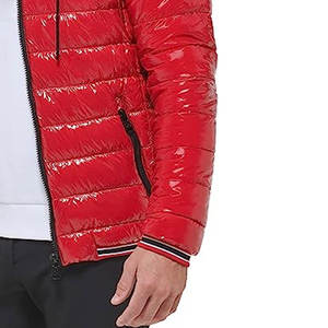 Veste matelassée en toile pour homme sur mesure OEM, rouge, brillant, imperméable, écologique, d'hiver, à capuche, isolée, pour l'extérieur - Product Image 6