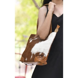 LW Sac fourre-tout en cuir véritable pour femmes Sac à main portable de luxe à la mode avec boule de poils Sac à bandoulière d'été pour femmes - Product Image 1