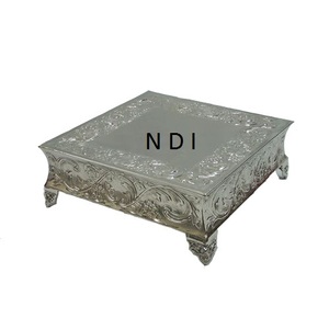 Vente chaude Personnalisé Gâteau Stand Royal Look Qualité Supérieure Conception En Relief En Métal Gâteau Plateau Stand - Product Image 1