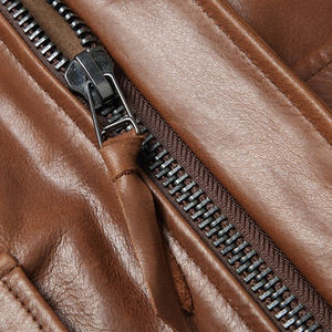 Chaqueta Bomber de Cuero Genuino Marrón para Hombre, Estilo Clásico de Piloto Vintage con Cremallera Frontal, Puños Acanalados y Dos Bolsillos con Solapa - Product Image 4