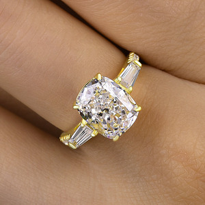 Bague en or jaune plaqué avec pierre centrale en CZ taille coussin 8x10 mm et pierres latérales en baguette effilées, bijoux de fiançailles - Product Image 5