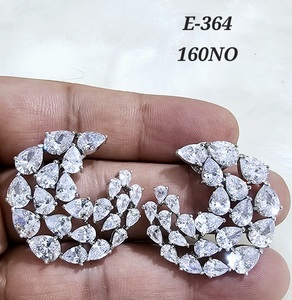 Boucles d'oreilles élégantes en forme de poire, en forme de grappe de diamants, fabriquées à la main, en argent sterling et en laiton. - Product Image 1