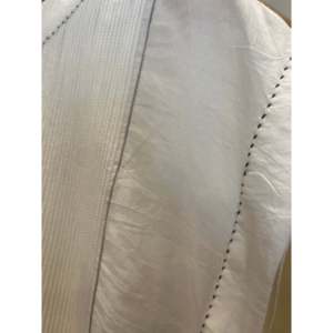 Vestido VEENA de Seda con Corte en A, Detalle de Pintuck en Color Marfil y Cintura Impero - Product Image 4