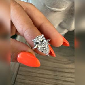 Anillo de Compromiso con Diamante de Laboratorio de Corte Pera de 4.00CT con Halo Oculto, Precio de Fábrica, Proveedor al por Mayor - Product Image 1