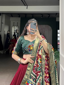 Lehenga Choli exclusif en soie Tasar lourde, imprimé avec des motifs en feuille et des travaux de miroir réel Gamthi avec une touche de dentelle, pour la vente en gros - Product Image 6