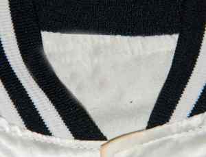 Chaqueta universitaria de satén para hombre, hecha a medida con un acabado suave y sedoso, forro cálido y un diseño atlético clásico y moderno. - Product Image 6