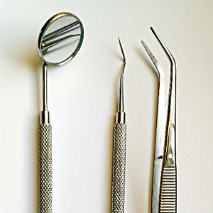 ชุดเครื่องมือตรวจทางทันตกรรม MEDZORA SURGICAL ทำจากสแตนเลสสตีล ใช้งานด้วยมือ นำกลับมาใช้ใหม่ได้ เป็นมิตรกับสิ่งแวดล้อม น้ำหนักเบา สำหรับการวินิจฉัย - Product Image 1