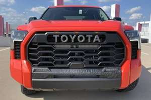 Camioneta Usada 2024 de Gran Tamaño y Alto Rendimiento Todoterreno 4X4 con Suspensión Reforzada, Sin Accidentes - Product Image 3