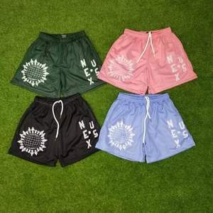 กางเกงขาสั้นผู้ชายสไตล์สตรีทลำลอง ระบายอากาศได้ดี เอวยางยืด แห้งเร็ว ปรับแต่งโลโก้ได้ ผลิตจากโพลีเอสเตอร์ 100% รับผลิตแบบ ODM - Product Image 4