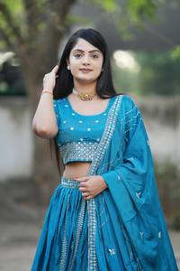 Mariage spécial Lehenga Choli fil et séquence brodé travail plitting motif complet cousu Lehengas Sari pour les fêtes - Product Image 6