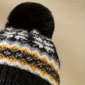 Bonnet élégant et doux à pompon avec design côtelé Bonnet de sortie décontracté et confortable pour l'impression numérique par temps froid - Product Image 5