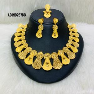 Collier court à chaîne fleurie en laiton plaqué or avec pendentif, designs pour femmes, bijoux de mode pour mariage et soirée - Product Image 1