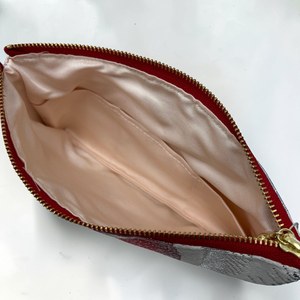 Pochette de rangement longue en tissu, idéale pour les voyages, fabriquée à partir de rubans Obi (ceintures de kimono) recyclés - Product Image 3