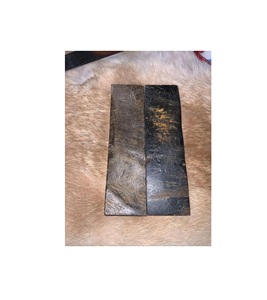 Écailles de cor chaudes qui rehaussent les manches de couteaux, offrant un attrait organique, un matériau artisanal naturel durable et de qualité. - Product Image 4