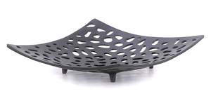 Bandeja Decorativa Multifuncional de Aluminio Perforado con Textura, Diseño Art Deco Tradicional, 10.3 x 10.3 x 1.5 Pulgadas - Product Image 3