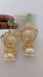 Radiance South Indian Temple Jhumkas Set Joyería Acabado lujoso Ornamentación única Producto a granel Diseño personalizado - Product Image 4