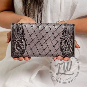 Cartera de mano de cuero con estilo hecha a mano para mujer Monedero tallado de cuero único para primavera e invierno - Product Image 2