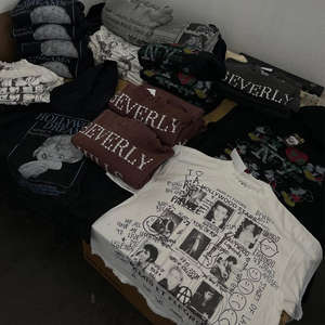 Camiseta de punto para hombre personalizada con estampado DTG, lavado claro, hombros caídos, cuello redondo, efecto desgastado, corte regular y estilo urbano. - Product Image 5